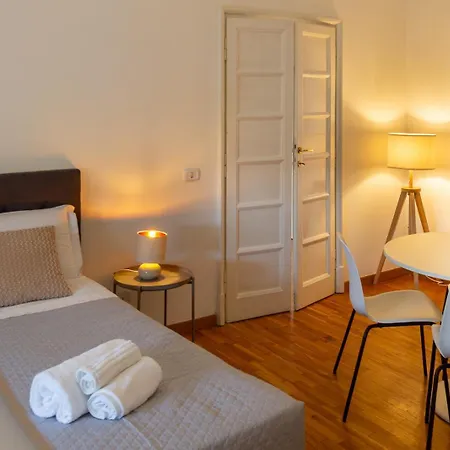 Bright Flat 2bdr Trastevere Area 아파트 *
