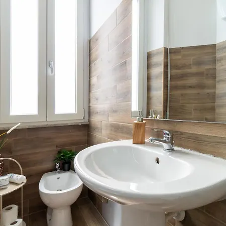 Bright Flat 2bdr Trastevere Area 아파트 *